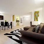 לינה וארוחת בוקר Black And White 4*