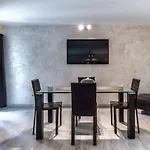 Black And White לינה וארוחת בוקר