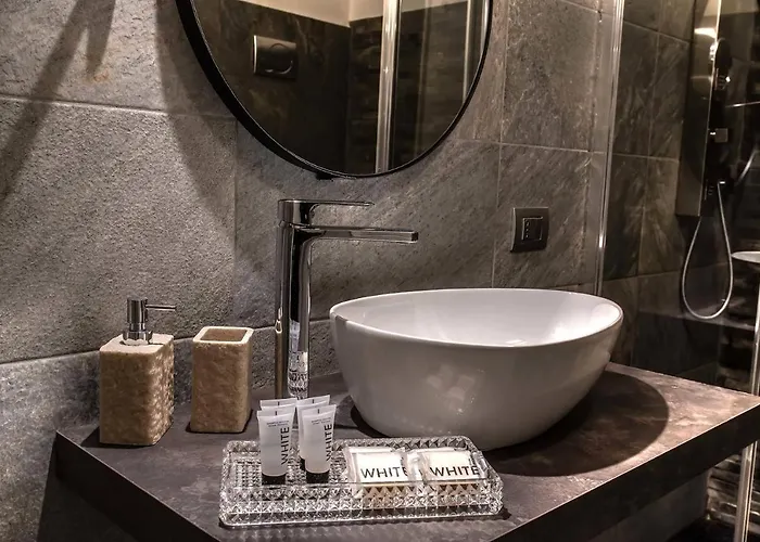 Black And White Nocleg ze śniadaniem 4*