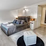 Bed & Breakfast Black And White