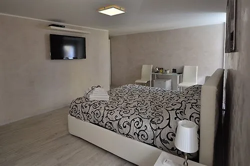 Black And White روما