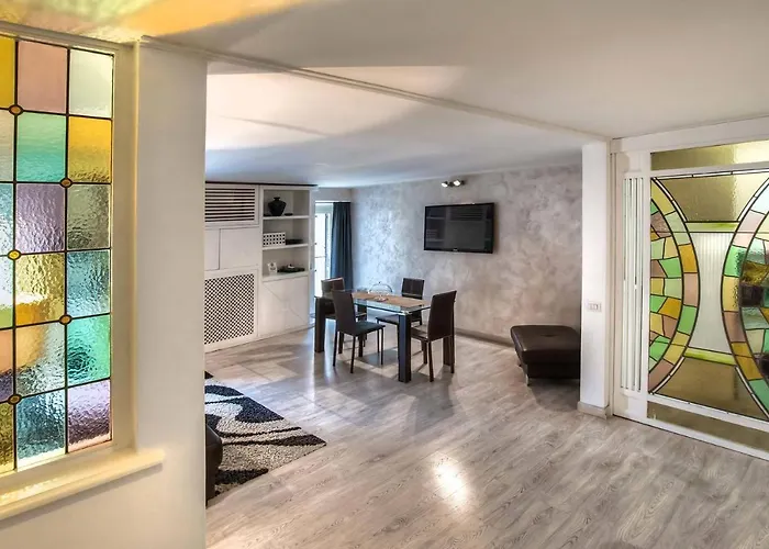 Black And White روما