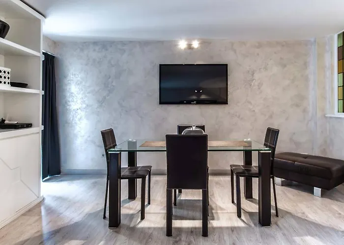 Black And White فندق مبيت وإفطار