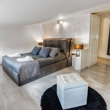 Bed & Breakfast Black And White